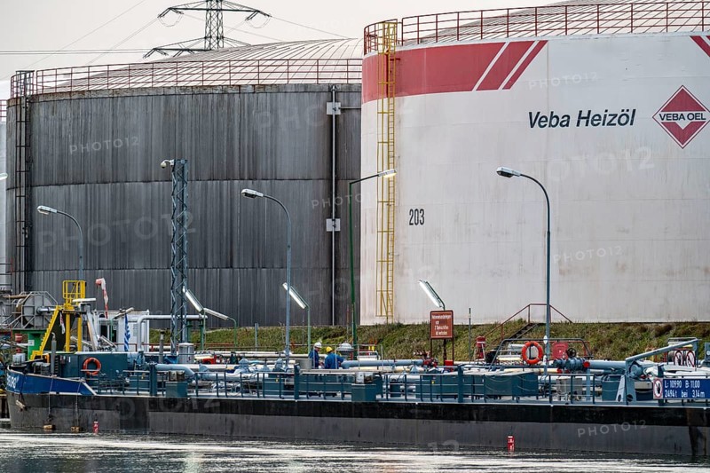 Refinery of Ruhröl, BP Gelsenkirchen, today BP Refining & Petrochemicals GmbH, tanks and operation in Gelsenkirchen-Horst, on the Rhine-Herne Canal, tanker ship, Gelsenkirchen, North Rhine-Westphalia, Germany, Europe