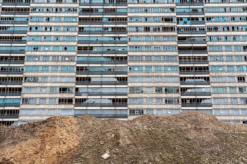 Duisburg-Hochheide, large housing estate Wohnpark Hochheide, 6 20-storey high-rise buildings with over 1440 flats, from the 1970s, one high-rise building called Weißer-Riese was demolished, 2 empty and gutted, are also to be demolished and the plots converted into the Hocheide municipal park, here the gutted building Otto-Strasse 24-30, Duisburg, North Rhine-Westphalia, Germany, Europe