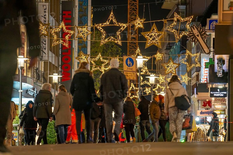 Pre-Christmas period, Christmas market in the city centre of Essen, Kettwiger Straße, North Rhine-Westphalia, Germany, Europe
