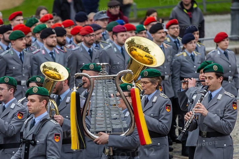 Public roll call of the Army Officers' School on Theatre Square: Bundeswehr honours and bids farewell to young soldiers, Dresden, Saxony, Germany, Europe