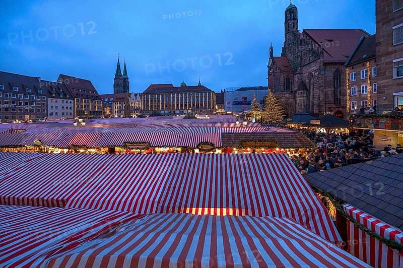 View of the Nuremberg Christmas Market, on the right the Church of Our Lady, Nuremberg, Middle Franconia, Bavaria, Germany, Europe
