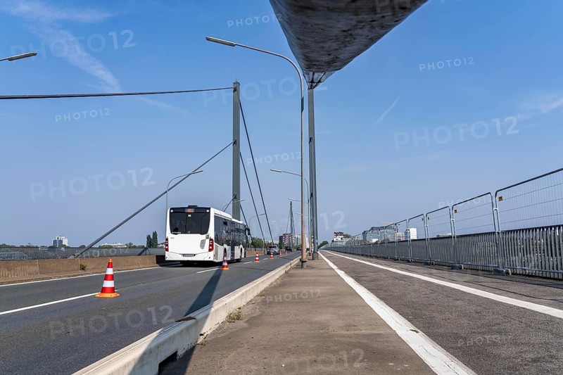 The Theodor-Heuss-Bridge, Rhine crossing, cable-stayed bridge, first road bridge of the so-called Düsseldorf bridge family, is dilapidated, concrete damage, closed to vehicles over 30 tonnes total weight, planning of a new replacement has started, Düsseldorf, North Rhine-Westphalia, Germany, Europe