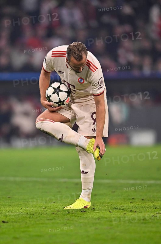 Harry Kane FC Bayern Munich FCB (09) removes clay, dirt, Champions League, Allianz Arena, Munich, Bayern, Germany, in front of penalty kick, Europe
