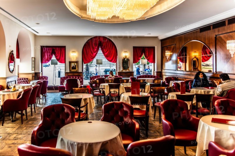 Casa Stratti with the renowned coffee house Caffe degli Specchi, classicism, Piazza Unità d'Italia in the heart of the city, is surrounded on three sides by magnificent neoclassical buildings, Trieste, harbour city on the Adriatic, Friuli, Italy, Trieste, Friuli, Italy, Europe