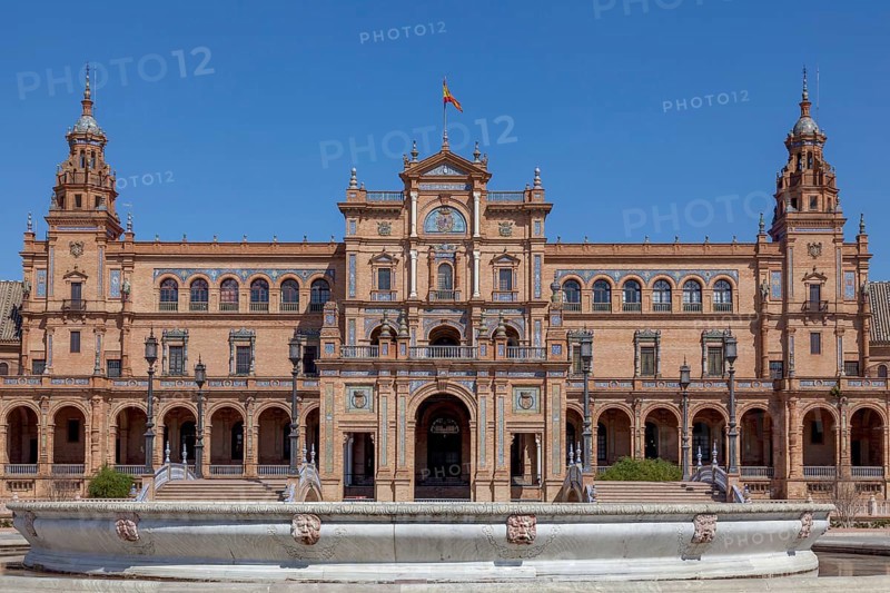 Plaza de Espana (Spain Square), built in 1928 for the Ibero-American Exposition of 1929, landmark of regionalist architecture, Parque de Maria Luisa (Maria Luisa Park), Seville, Andalusia, Spain, Europe