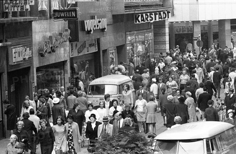 DEU, Germany, Dortmund: Personalities from politics, economy and culture from the years 1965-71, Dortmund. Summer sale (SSV) 1965, Europe