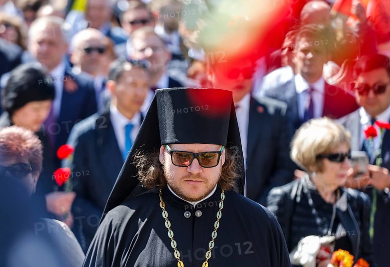 Russian Orthodox priest stands at the Soviet memorial on Straße des 17. Juni to commemorate the Soviet soldiers who died during the Second World War, Berlin, 09.05.2024. On May 1945, Germany surrendered and the Second World War ended in Europe. In Russia, Remembrance Day is celebrated on 9 May, Berlin, Berlin, Germany, Europe