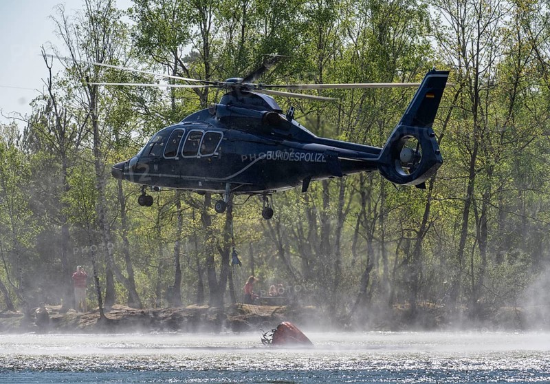 Forest fire in the German-Dutch border region near Niederkrüchten-Elmpt, in a nature reserve, deployment of fire-fighting helicopters, Eurocopter EC 155, Federal Police with extinguishing water tank, Bambi Bucket