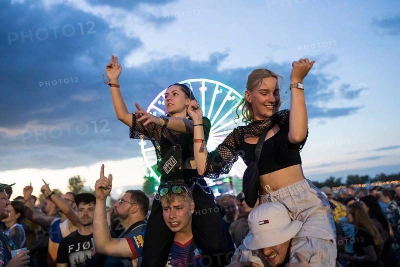 Festival visitors celebrate on shoulders during Ski Aggu's performance in front of the Ferris wheel at the Highfield Festival on Saturday, Störmthaler See, 17/08/2023