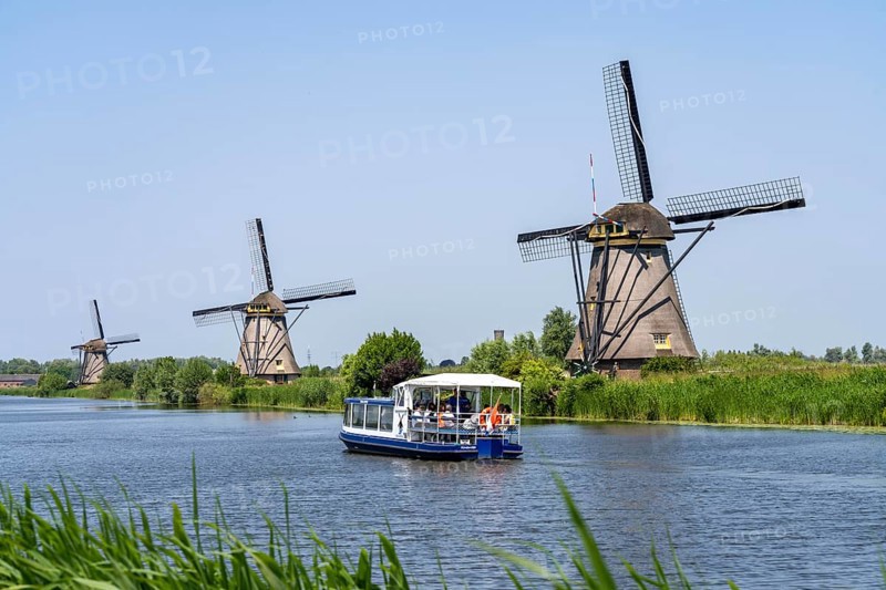 Kinderdijk, 18 windmills that were supposed to pump the water out of the polders in order to utilise the land, one of the most famous sights, UNESCO World Heritage Site, tour boat, Canal Cruiser, Netherlands