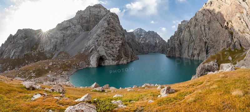 Mountain lake Kol Suu rocky steep mountains, sun star, Kol Suu Lake, Sary Beles Mountains, Naryn Province, Kyrgyzstan, Asia