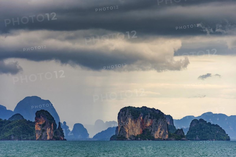 Phang Nga bay near Koh YaoNoi, seascape, seascape, nature, natural landscape, mountains, mountainous, chalk cliffs, rocks, rocky, cliffs, lagoon, cloud, cloudy sky, dramatic, thunderstorm, sky, panorama, limestone, sandstone, holiday, travel, tourism, rain cloud, gloomy, rain, climate, water, storm, thundercloud, sea, ocean, coast, coastal landscape, paradise, holiday paradise, paradisiacal, island, dream holiday, symbolic, Asian, exotic, beautiful, travel photo, Phangnga, Phuket, Thailand, Asia