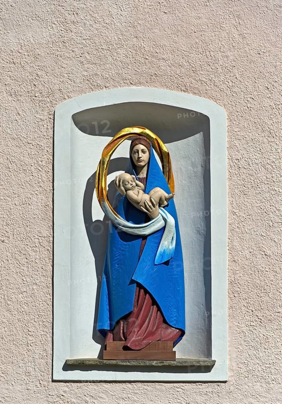 Mary and Jesus, sculpture of the Virgin Mary at the Roman Catholic parish church of St Peter and St Paul, Sesto, South Tyrol, Trentino-Alto Adige, Italy, Europe
