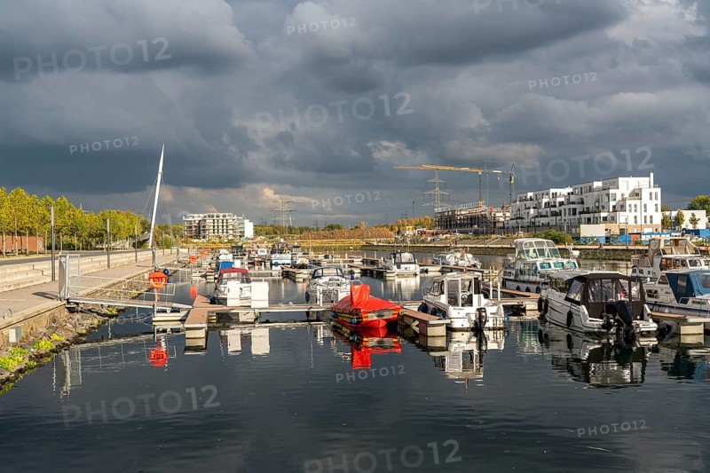 New urban quarter Graf Bismarck and Stölting Marina, on the Rhine-Herne Canal, residential and commercial development on the site of the power station of the former Graf Bismarck colliery, marina, in Gelsenkirchen, North Rhine-Westphalia, Germany, Europe