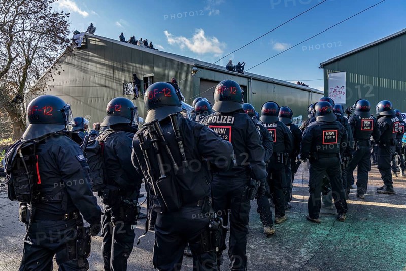 Beginning of the eviction of the Lützerath hamlet, camp of climate activists and squatters, at the Garzweiler 2 opencast lignite mine, by the police, Erkelenz, North Rhine-Westphalia, Germany, Europe