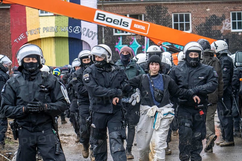 2nd day of the eviction of the Lützerath hamlet, occupied buildings of the former farm, by climate activists at the Garzweiler 2 opencast lignite mine, by the police, Erkelenz, North Rhine-Westphalia, Germany, Europe
