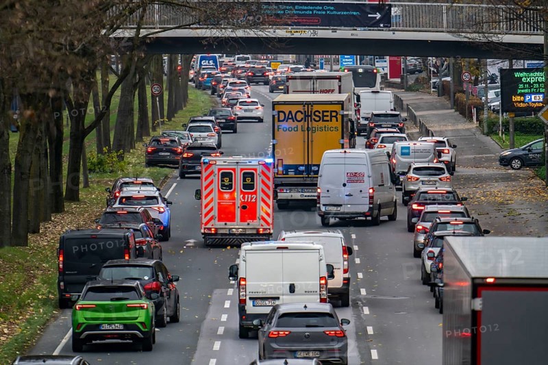 Rescue lane, ambulance making its way through city centre traffic with blue lights and siren, 3-lane Westfalendamm, federal road B1, heavy traffic, North Rhine-Westphalia, Germany, Dortmund, Europe
