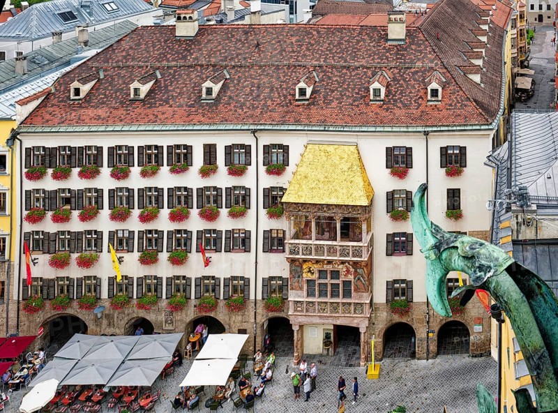 Golden Roof, late Gothic oriel at the New Court, Innsbruck Old Town, Innsbruck, Tyrol, Austria, Europe