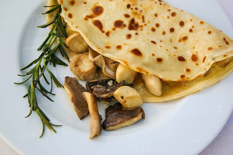Swabian cuisine, pancakes filled with mushrooms, Flädle with king oyster mushrooms, from the pan, vegetarian, fried, rosemary, cultivated mushrooms, plate, savoury, salty, typical Swabian, traditional cuisine, food photography, studio, Germany, Europe