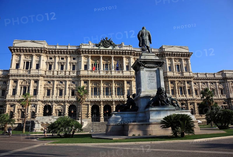 Palazzo di Giustizia, Palace of Justice, Prati district on the banks of the Tiber, Rome, Italy, park side with the statue of Camillo Benso di Cavour, Europe