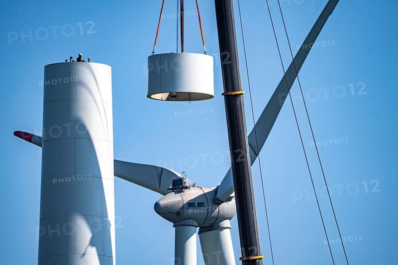 New construction of four Enercon E-160 turbines, repowering of a wind farm near Issum, construction of the tower, 9 older wind turbines from the manufacturer Enercon (E-58 model series) are dismantled, which have been in operation for over two decades, with a total output of 22 megawatts replaced, Lower Rhine, North Rhine-Westphalia, Germany, Europe