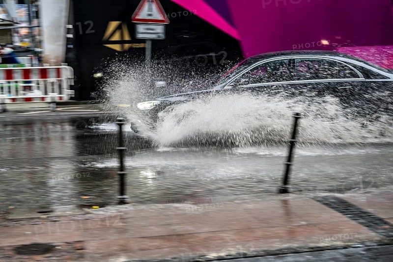 Winter, rainy weather, freezing rain, large puddle, puddle of water, in the city centre, Große Gallusstraße, vehicles driving through, spraying water fountains, Frankfurt am Main, Hesse, Germany, Europe