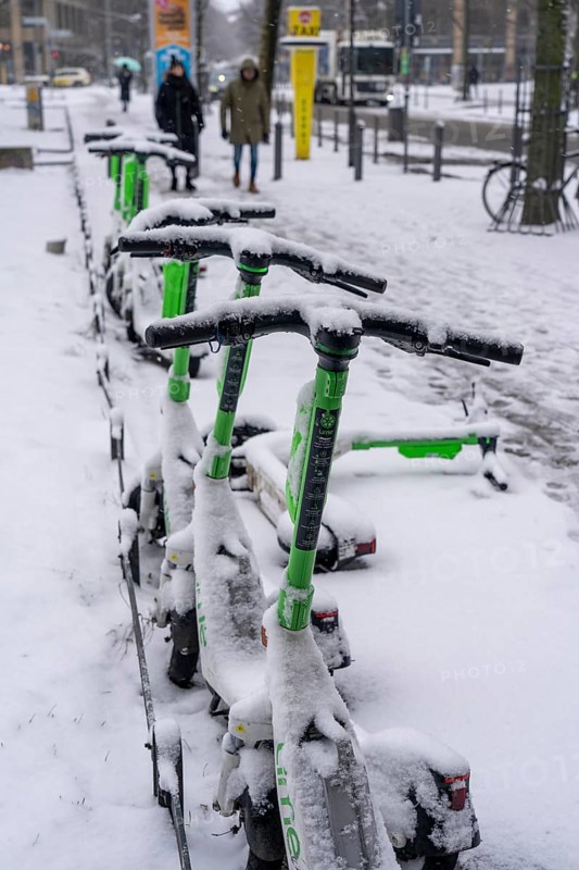 Winter in the city, snow-covered e-scooters from On Lime Uber, Gallusanlage, Frankfurt am Main, Hesse, Germany, Europe