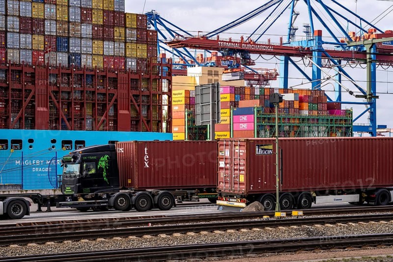 Port of Hamburg, Waltershofer Hafen, container ships, lorries bring and collect freight containers to and from HHLA Container Terminal Burchardkai, Hamburg, Germany, Europe