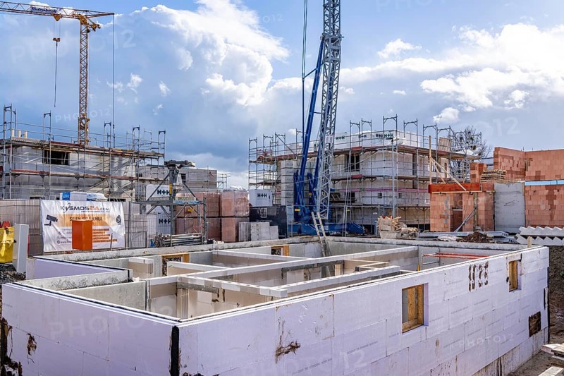 New-build neighbourhood, around 140 detached and semi-detached houses under construction in the south of Duisburg, various developers, shells, construction work, basement, North Rhine-Westphalia, Germany, Europe