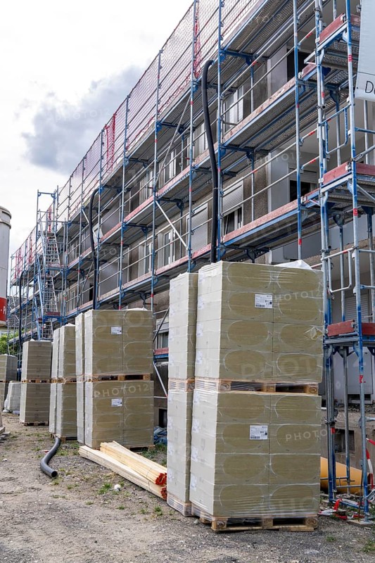 Energy-efficient refurbishment of an apartment block, thermal insulation, new windows and new roof covering