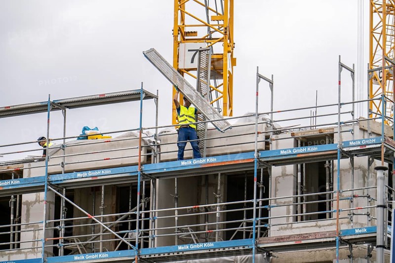 Large construction site, in Düsseldorf, construction of condominiums, shell construction, scaffolding, North Rhine-Westphalia, Germany, Europe