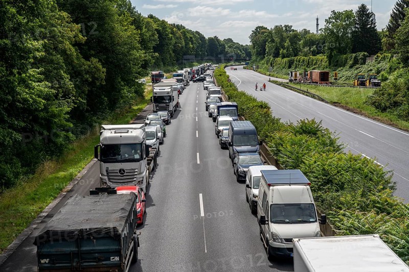Traffic jam on the A40 motorway, near Mülheim-Winkhausen, in the direction of Duisburg, after an accident, vehicles form a rescue lane, North Rhine-Westphalia, Germany, Europe