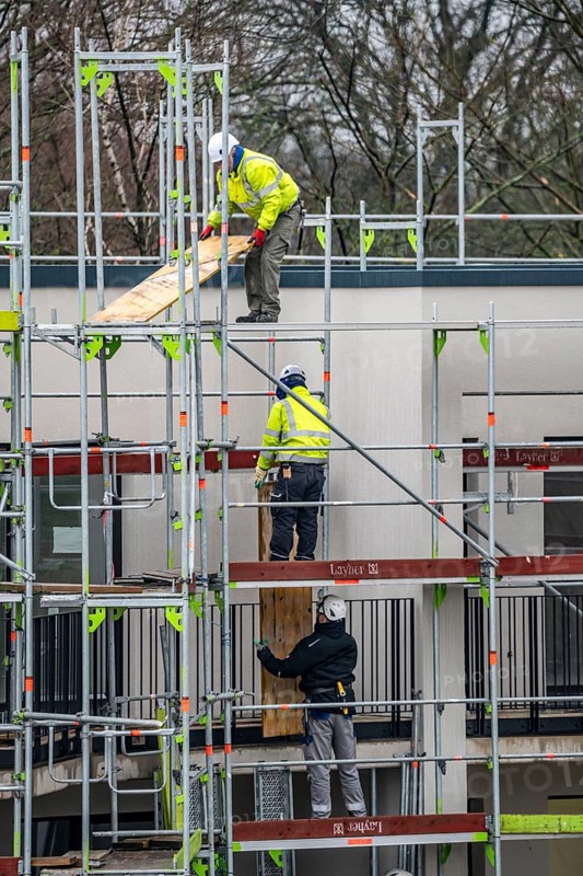 Construction site, scaffolding, dismantling of scaffolding on a residential building, Germany, Europe