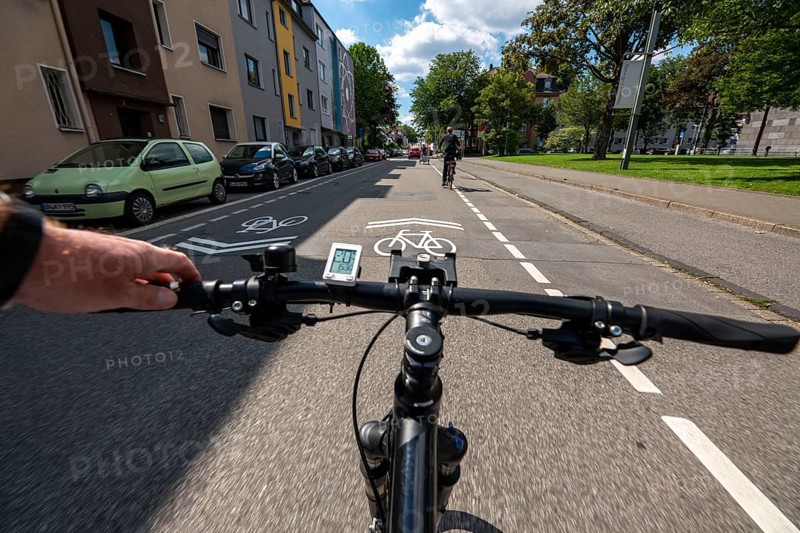 Bicycle road, cyclists have priority over car traffic, new cycle routes through Essen, here in the Rüttenscheid district, Kahrstrasse, part of the requirements of the clean air plan, against driving bans, Essen, North Rhine-Westphalia, Germany, Europe