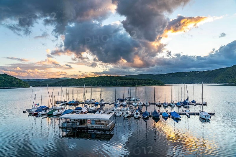 Lake Rursee, reservoir in the Eifel National Park, north-east bank near Heimbach, near the Rur dam Schwammenauel, sailing boats on the floating jetty, North Rhine-Westphalia, Germany, Europe