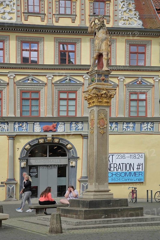 Roman sculpture of the house Zum roten Ochsen, Kunsthalle, warrior with city coat of arms, man, lance, knight, lansquenet, historical, Roman, figure, detail, Roland, fish market, Erfurt, Thuringia, Germany, Europe