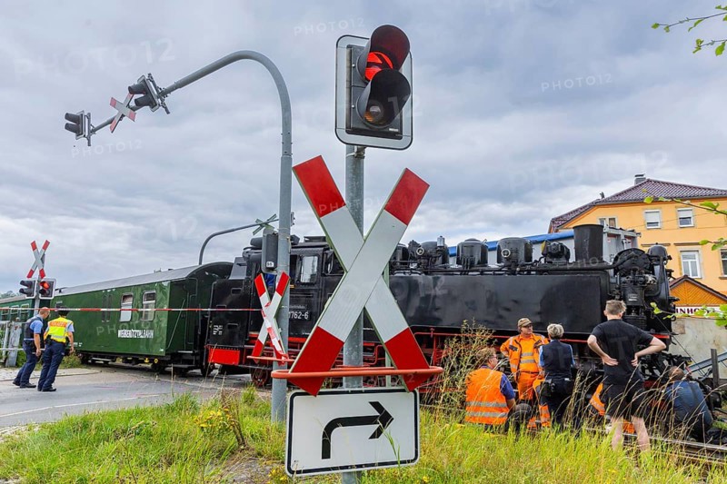There was a serious accident between a train on the Weißeritz Valley Railway and a lorry from the district of Central Saxony at the level crossing just in front of the Dippoldiswalde stop. The steam locomotive, built in 1933, was forced off the tracks, causing millions of euros worth of damage. Local residents reported an explosive bang., Engine accident on Weißeritztalbahn, Dippoldiswalde, Saxony, Germany, Europe