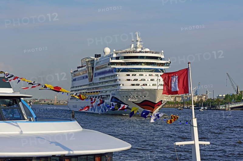 Hamburg, harbour, criuse ship AIDAluna