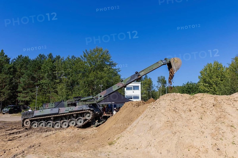 The Oberlausitz military training area opened its Tor tor to thousands of visitors for the Open Day at the Oberlausitz military training area to give them an insight behind the scenes of the Bundeswehr in Saxony. The soldiers present a variety of large and small equipment and impressively demonstrate what they are capable of. Dachs armoured engineer vehicle, open day at the Oberlausitz military training area, Weißkeißel, Saxony, Germany, Europe