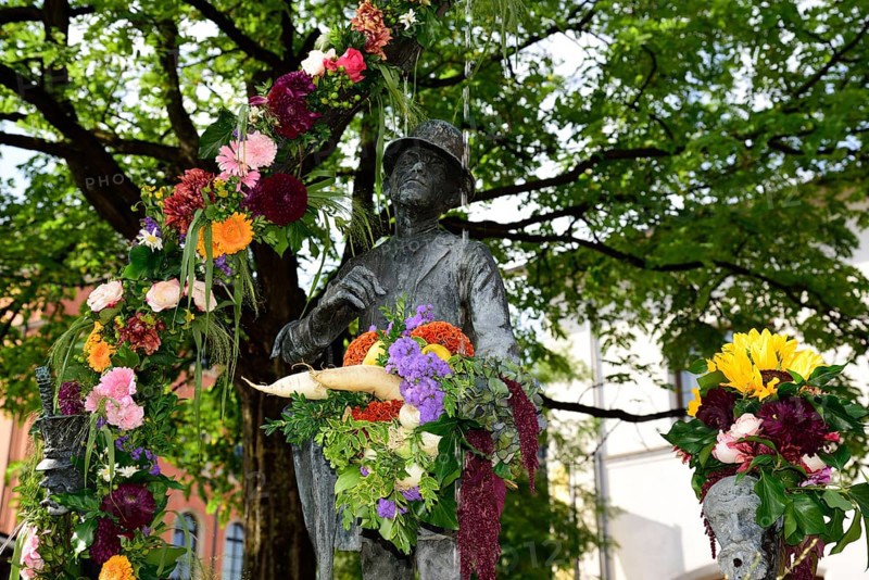 Europe, Germany, Bavaria, State Capital Munich, City, Viktualienmarkt, Monument and fountain, Bronze statue Karl Valentin, comedian, folk singer, author and film producer, born 4 June 1882 in Munich, died 9 February 1948, Hamburg, Hamburg, Federal Republic of Germany, Europe