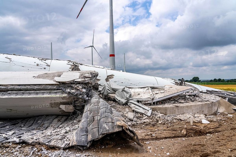 Demolished tower of a 20 year old wind turbine, in the Werl wind farm, 5 old Enercon E-66 turbines are demolished, 2 new Siemens SG6.6-170 wind turbines replace them, the 2 new wind turbines produce twice as much energy, 12 MW power, as the 5 old wind turbines, called repowering, demolition work, Werl, North Rhine-Westphalia, Germany, Europe