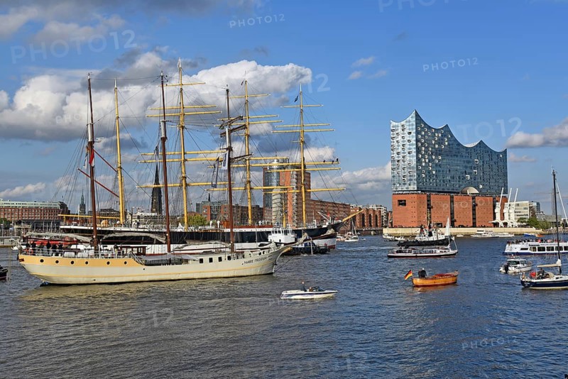 Europe, Germany, Hanseatic City of Hamburg, harbour, Elbe, arrival parade of the restored windjammer Peking, four-master built in Hamburg in 1911, Flying P-Liner of the shipping company F. Laeisz, cargo ship, Elbe Philharmonic Hall concert hall, Europe