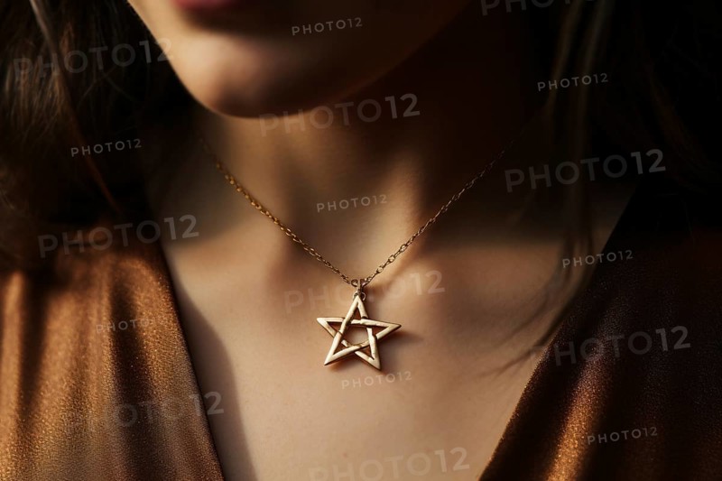 Close up of woman wearing necklace with Hewish star of David. KI generiert, generiert AI generated