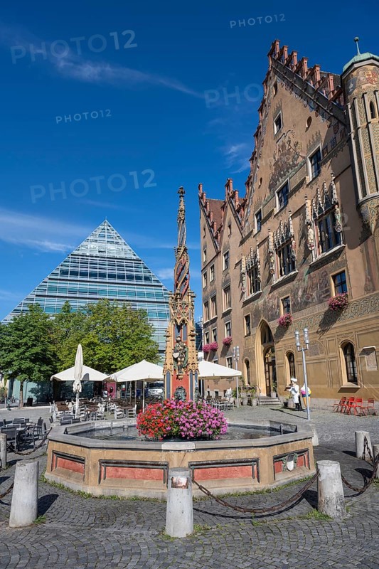The fish box fountain on the market square, on the right the town hall opposite the central library, Ulm, Baden-Württemberg, Germany, Europe