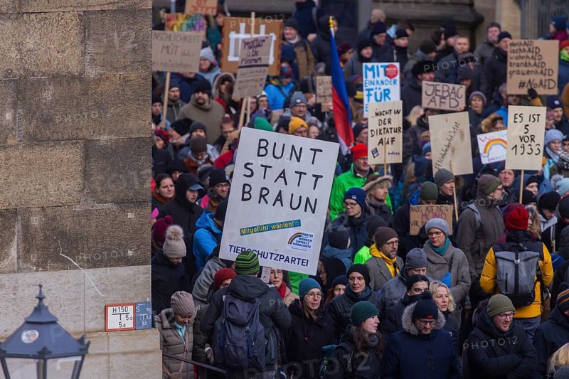 Several thousand people protested on Sunday in Dresden and elsewhere, against the AfD and in favour of democracy. Similar demonstrations have been taking place in many German cities for days. Between 25, 000 and 40, 000 participants were estimated. The demonstration marches along Schlosstraße through the city centre, Dresden, Saxony, Germany, Europe