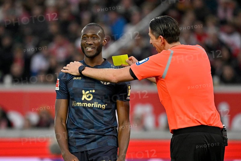 Referee Deniz Aytekin shows Joshua Guilavogui 1. FSV Mainz 05 (23) yellow card, yellow, warning, both laugh, gesture, humour, MHPArena, MHP Arena Stuttgart, Baden-Württemberg, Germany, Europe