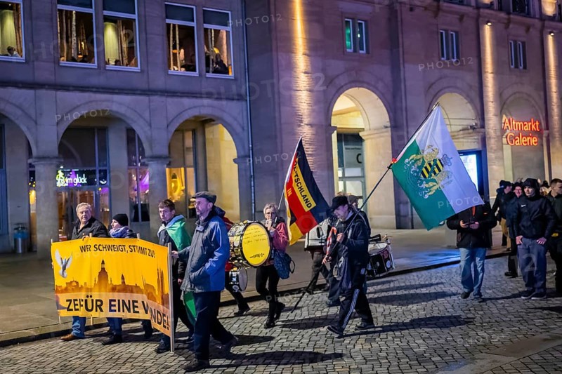 To mark 13 February and the destruction of Dresden in the Second World War, the small right-wing extremist party Freie Sachsen organised a demonstration and marched through the centre of Dresden in front of the Church of Our Lady with revanchist and fantasy flags and loudspeakers. They distorted historical facts, voiced conspiracy theories and shouted slogans that jeopardised the rule of law, Dresden, Saxony, Germany, Europe