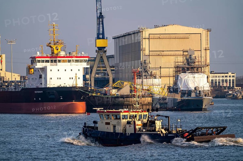 Port of Hamburg, Blohm + Voss shipyard, dredger OSTERIFF and corvette of the German Navy, Karlsruhe, F267, under construction, Hamburg, Germany, Europe
