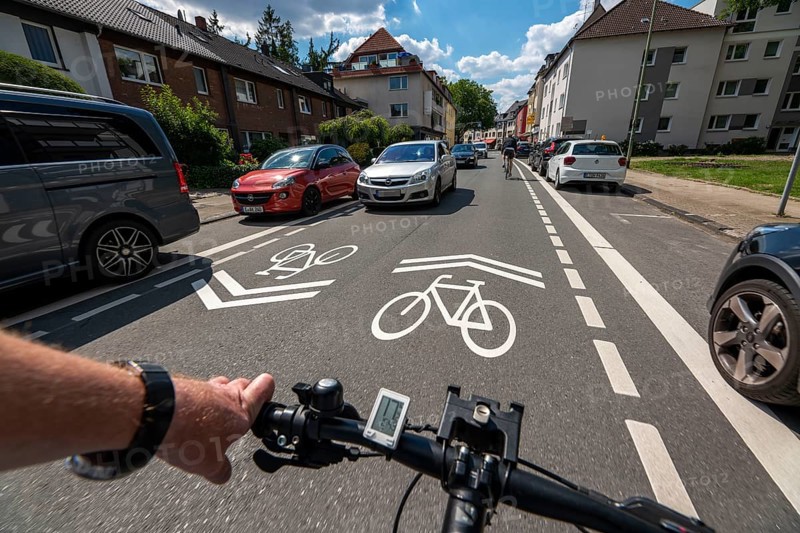 Bicycle road, cyclists have priority over car traffic, new cycle routes through Essen, here in the Rüttenscheid district, Kahrstrasse, part of the requirements of the clean air plan, against driving bans, Essen, North Rhine-Westphalia, Germany, Europe