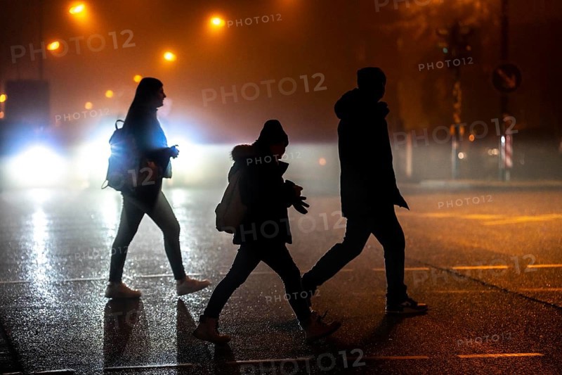 Pedestrian, darkness, city centre traffic, Rüttenscheider Straße, pedestrian crossing, traffic light, fog, autumn, winter, Essen, North Rhine-Westphalia, Germany, Europe